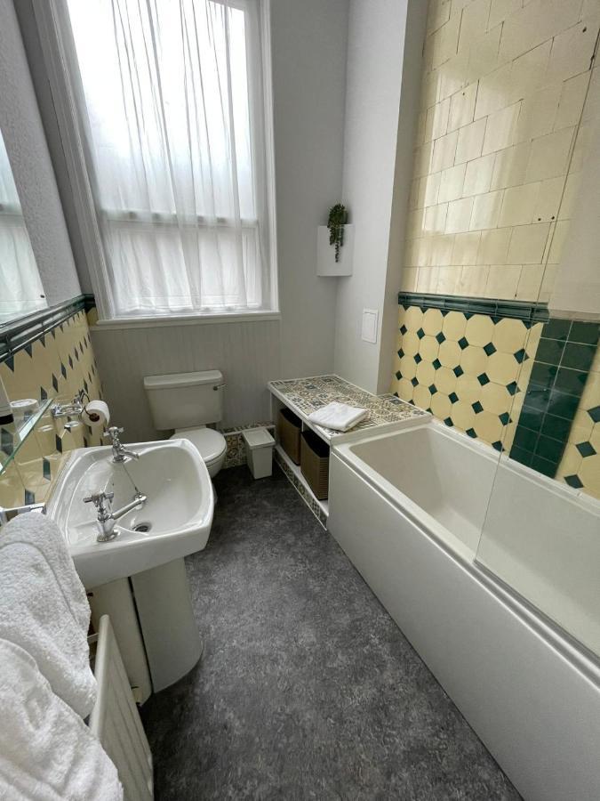 Rostrevor Hotel - Guest House Bury  Bagian luar foto